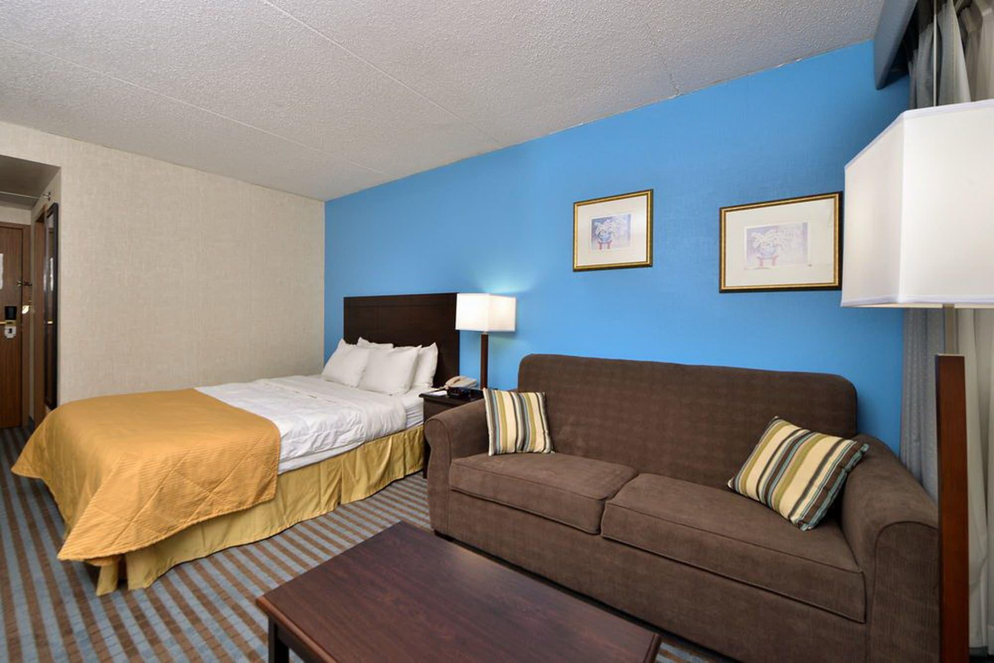 Hotel Ramada By Wyndham Cedar Rapids Exterior foto