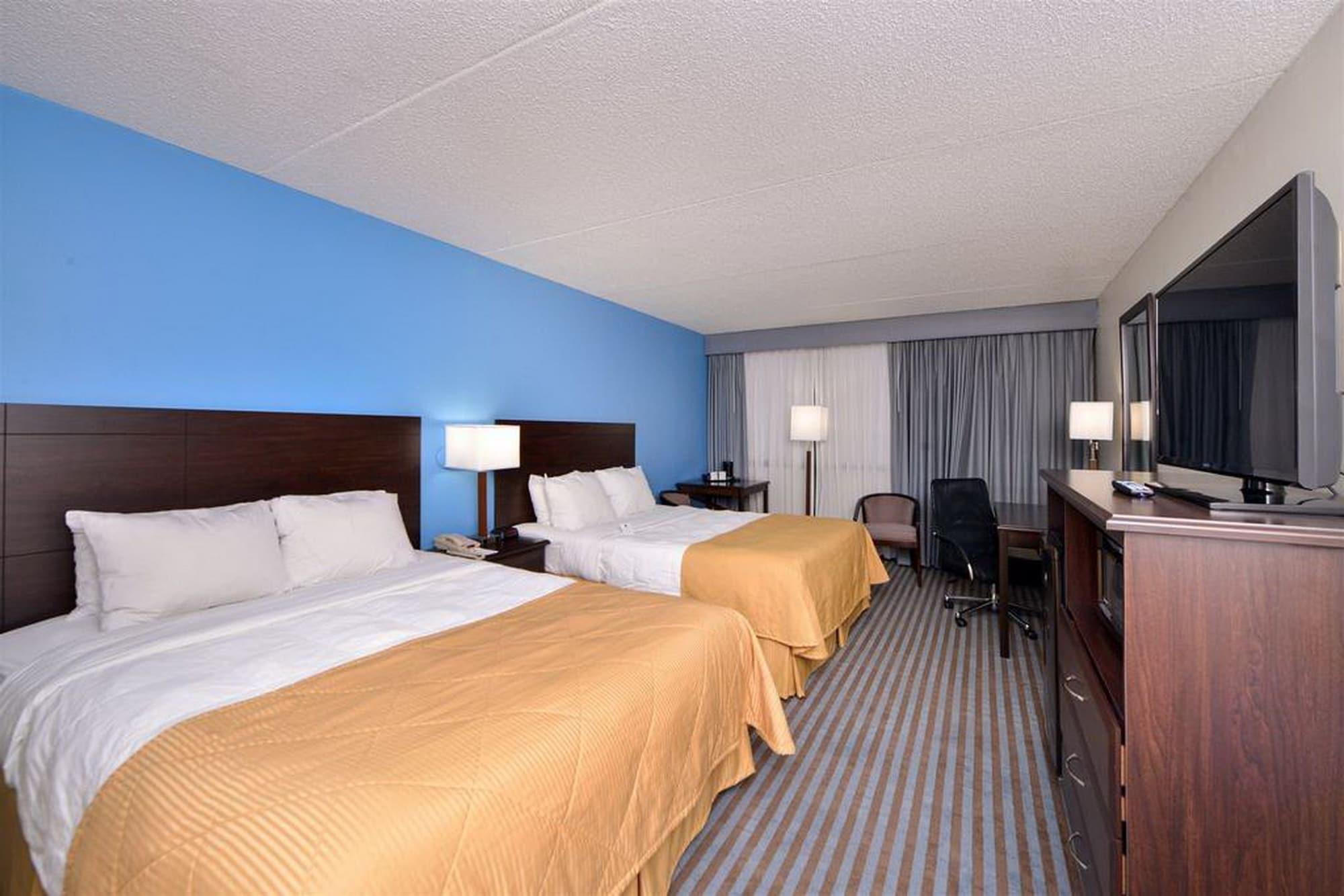Hotel Ramada By Wyndham Cedar Rapids Exterior foto