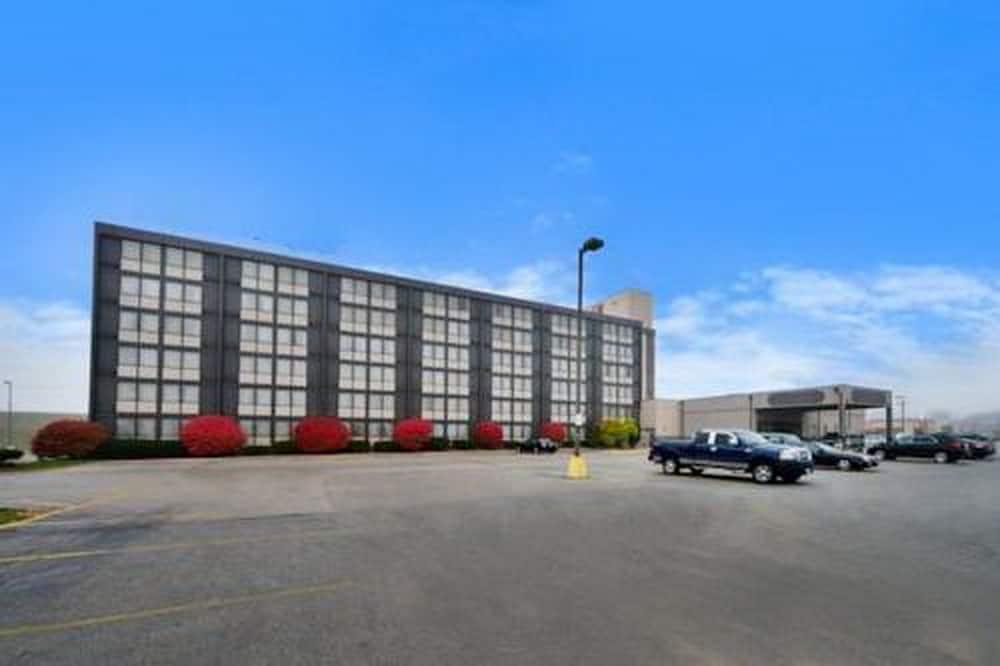 Hotel Ramada By Wyndham Cedar Rapids Exterior foto