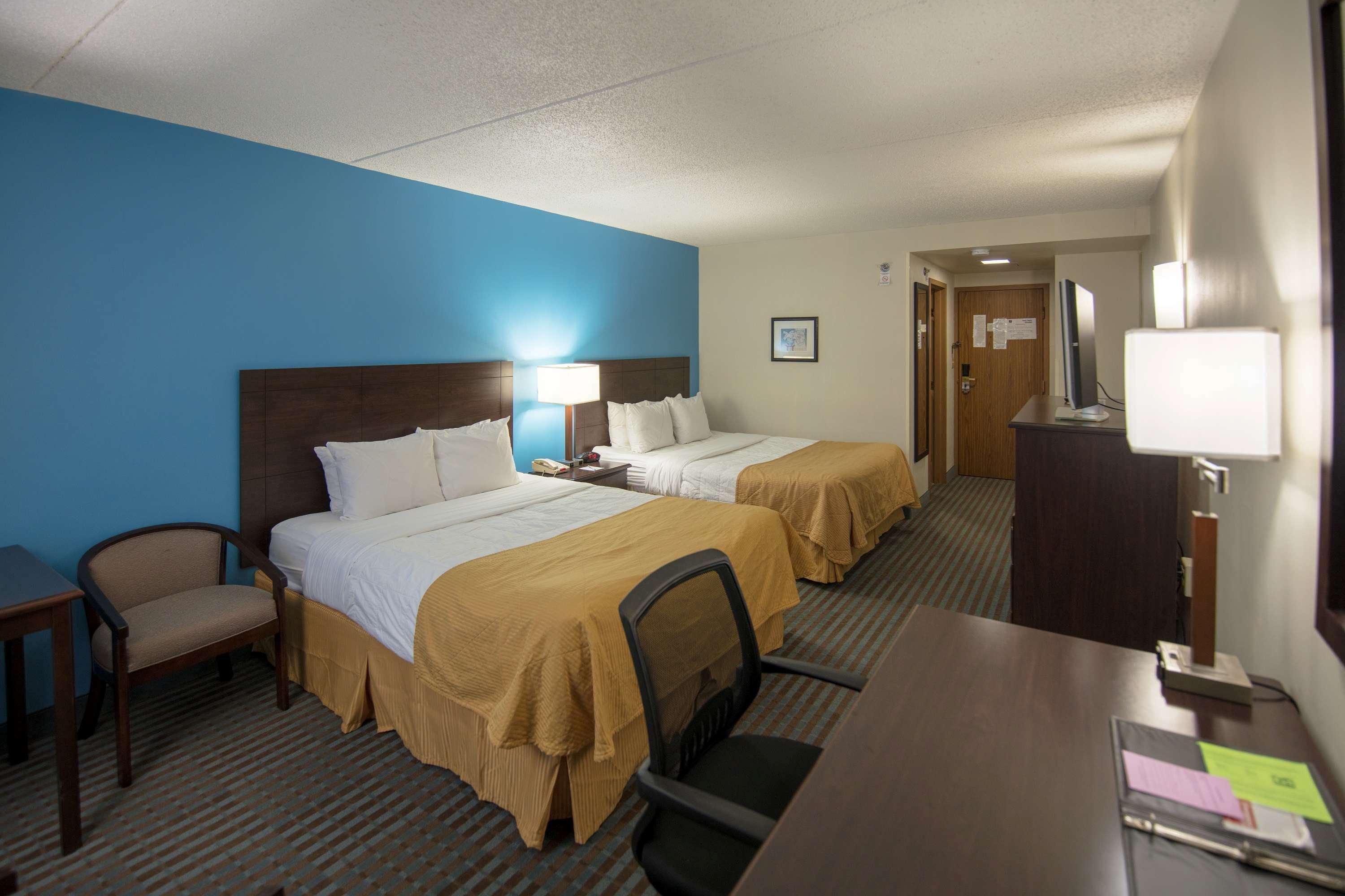 Hotel Ramada By Wyndham Cedar Rapids Exterior foto