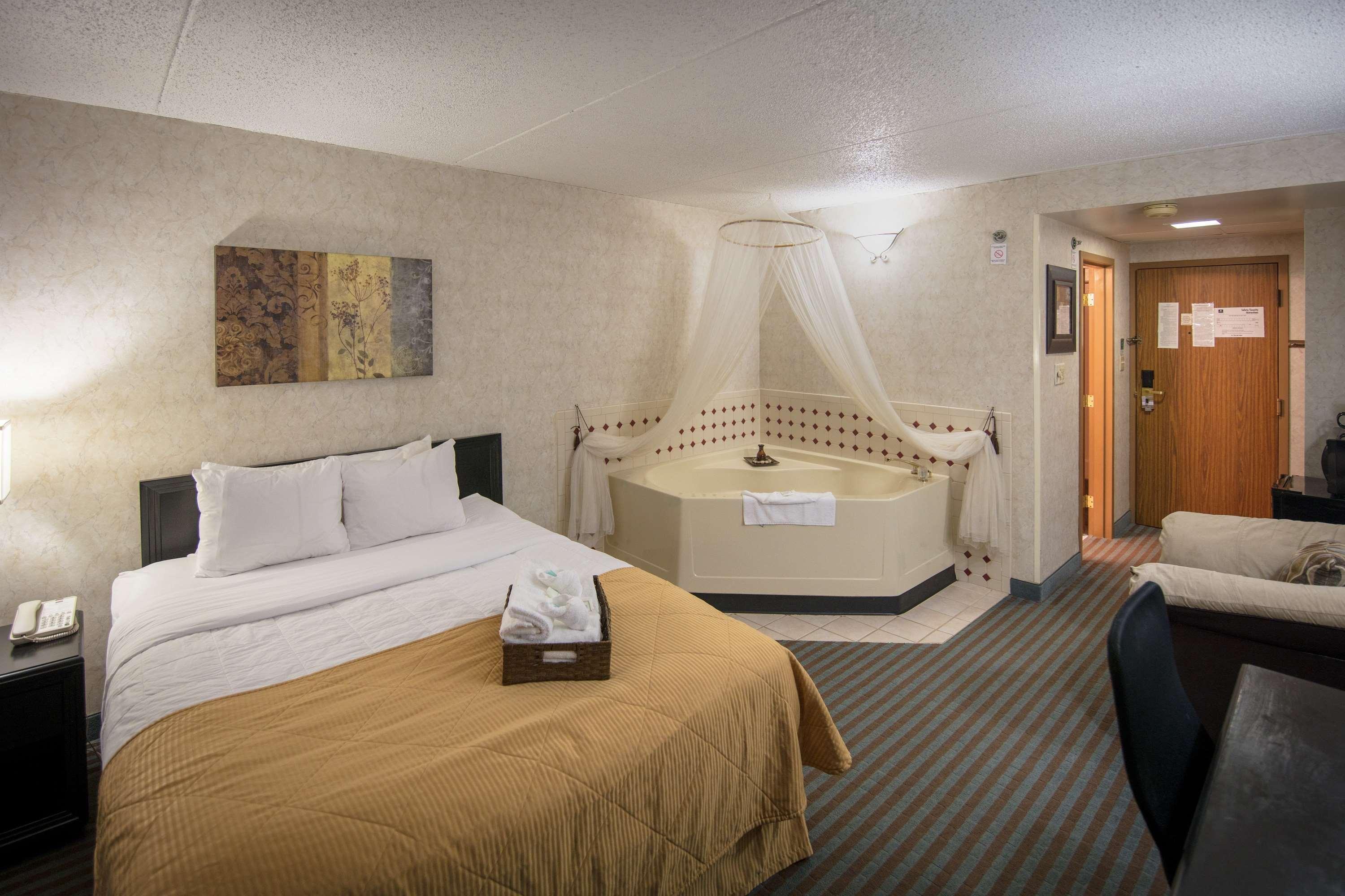 Hotel Ramada By Wyndham Cedar Rapids Exterior foto