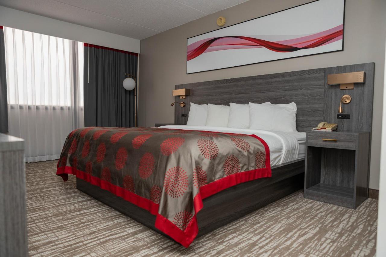 Hotel Ramada By Wyndham Cedar Rapids Exterior foto