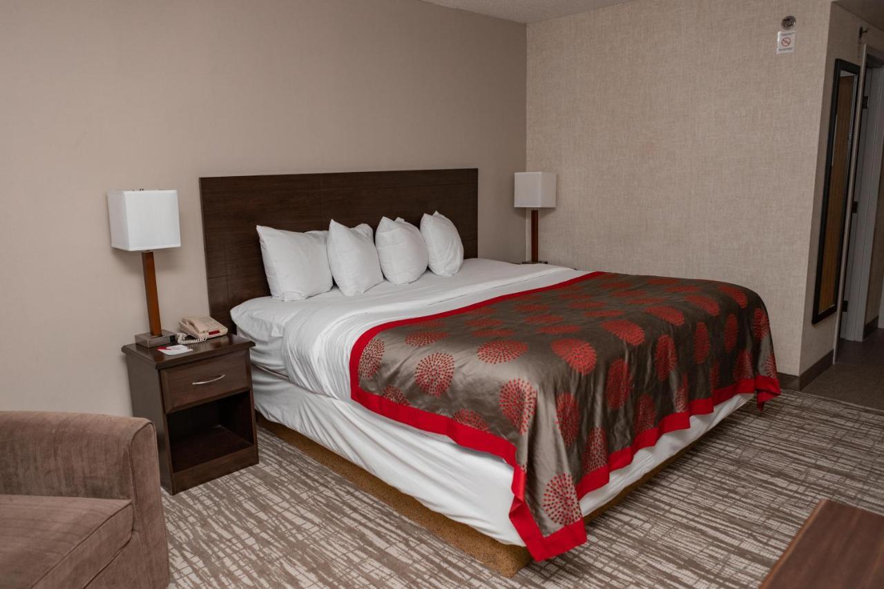 Hotel Ramada By Wyndham Cedar Rapids Exterior foto
