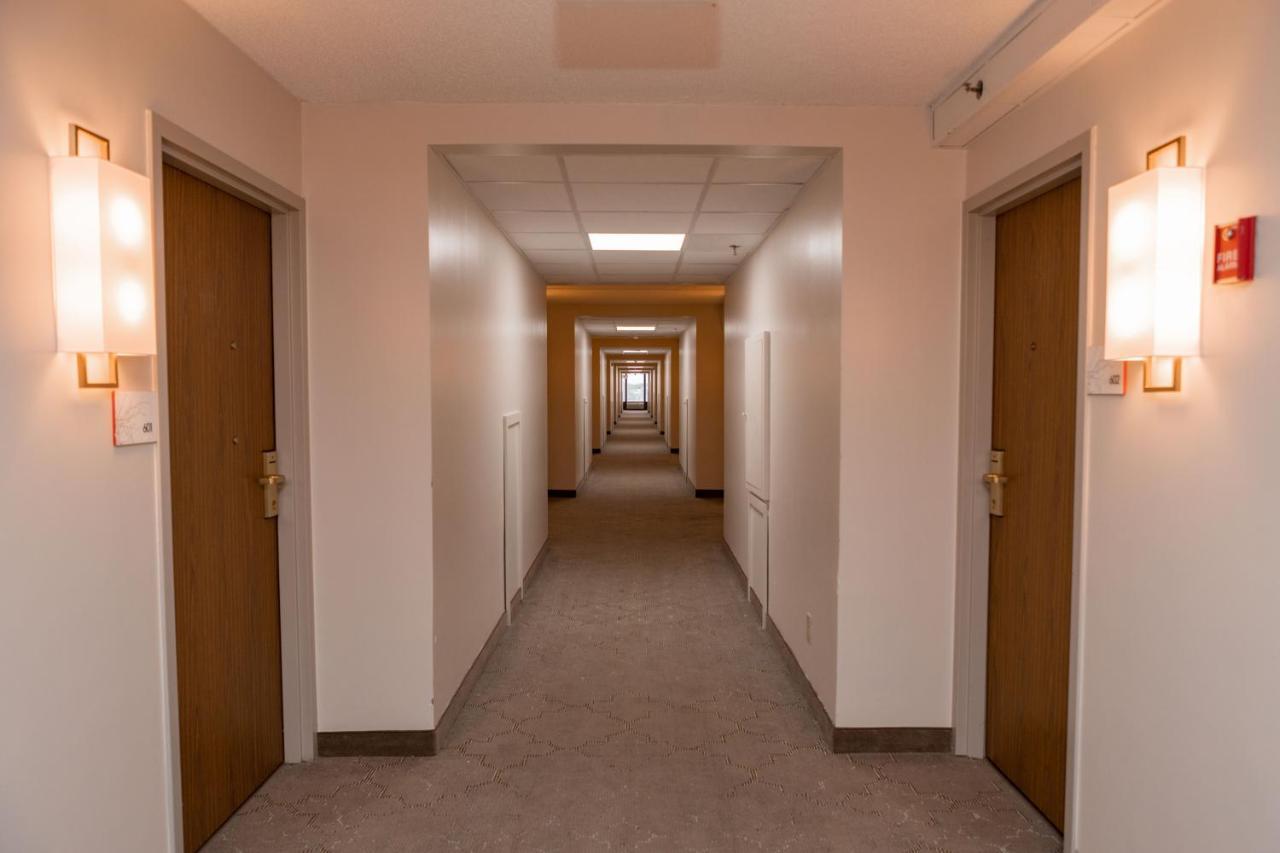 Hotel Ramada By Wyndham Cedar Rapids Exterior foto