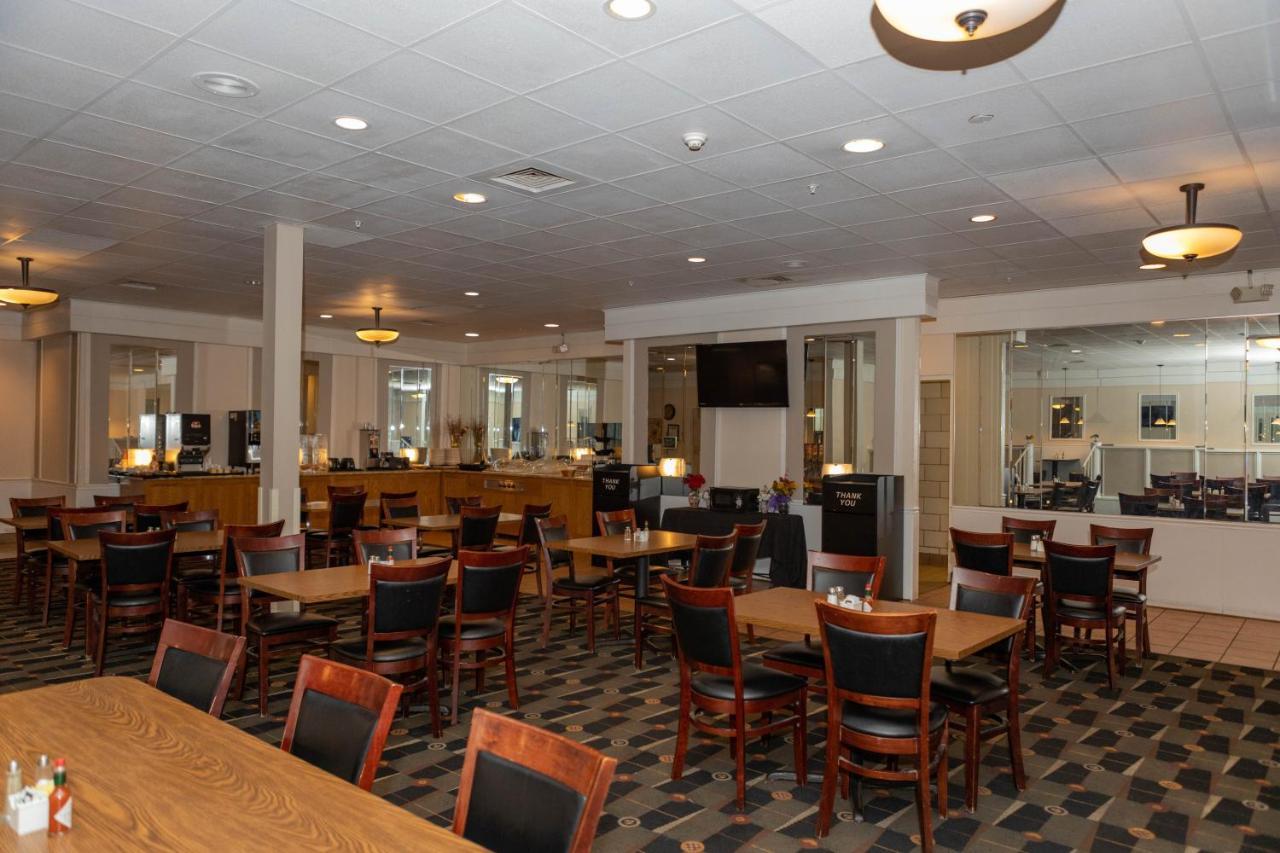 Hotel Ramada By Wyndham Cedar Rapids Exterior foto