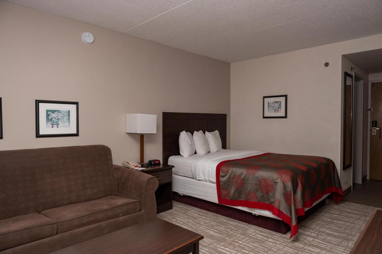 Hotel Ramada By Wyndham Cedar Rapids Exterior foto