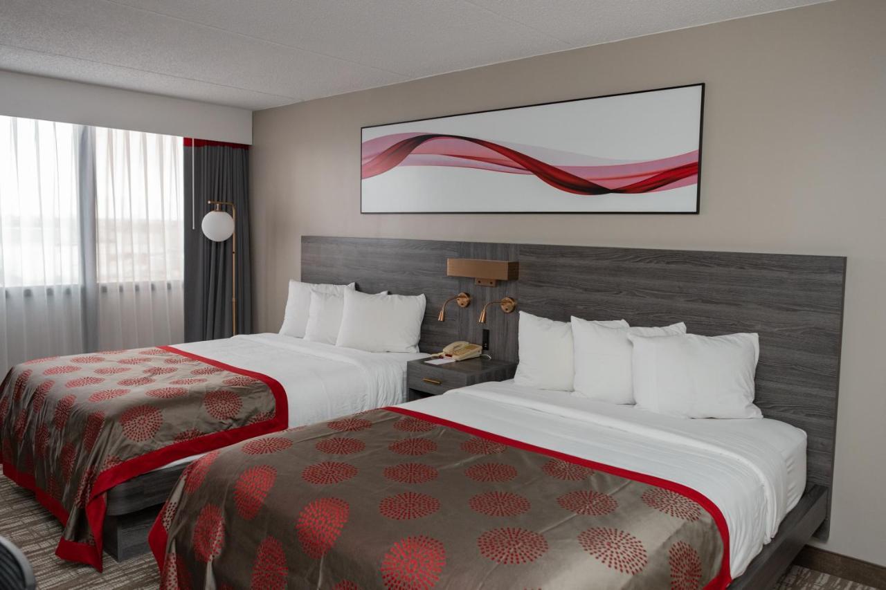 Hotel Ramada By Wyndham Cedar Rapids Exterior foto