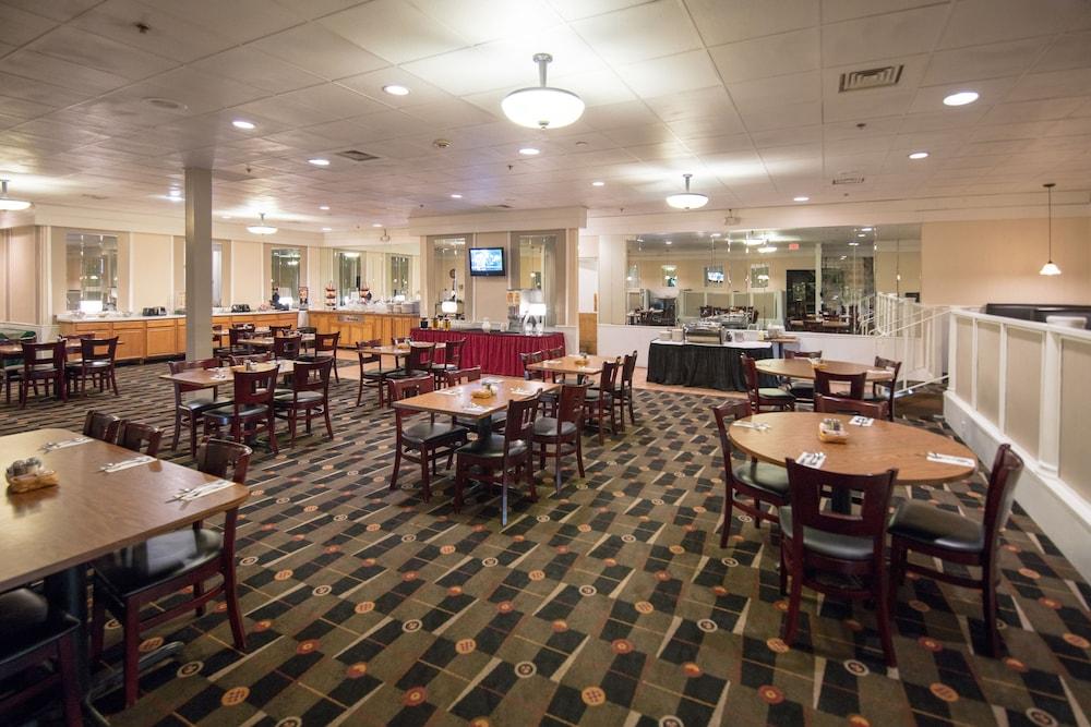 Hotel Ramada By Wyndham Cedar Rapids Exterior foto