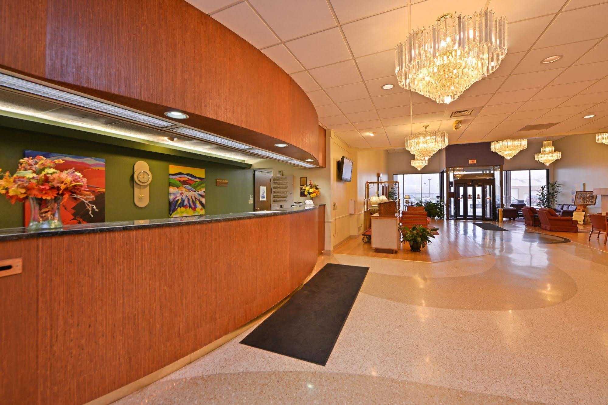 Hotel Ramada By Wyndham Cedar Rapids Exterior foto