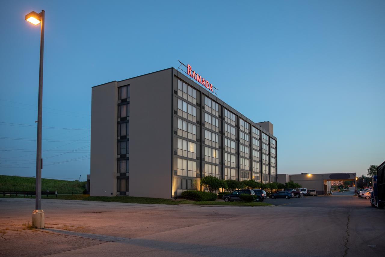 Hotel Ramada By Wyndham Cedar Rapids Exterior foto